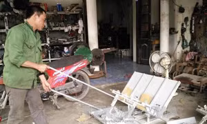 Người nông dân sáng chế máy cấy không động cơ