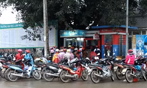 Chật vật rút "tiền Tết" qua ATM