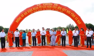 Thủ tướng Nguyễn Tấn Dũng phát lệnh thông xe cầu Hòa Trung và đường Hồ Chí Minh đoạn Năm Căn – Đất Mũi