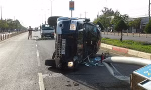 Lưu thông tốc độ cao trên quốc lộ 14, xe ô tô húc bay trụ điện giữa đường