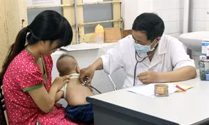 Nghệ An: Trẻ em nhập viện tăng cao do nắng nóng