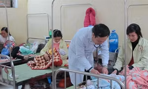 Ưu tiên đầu tư cho cơ sở y tế tuyến huyện, xã để giảm quá tải bệnh viện