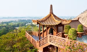 Chùa Phước Điền “treo” trên vách núi