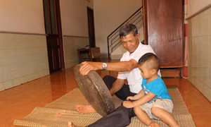 Nghệ nhân chỉnh chiêng và những nỗi niềm...