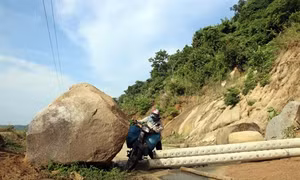 Sạt lở núi, gây chia cắt giao thông xã vùng cao Phước Bình (Ninh Thuận)