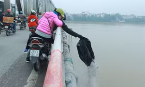 Tết ông Công ông Táo, lại chuyện xả rác sông Hồng