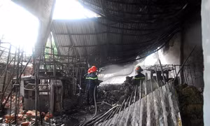 Cháy lớn tại Công ty dệt Toàn Vinh (TP. Hồ Chí Minh)