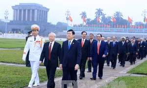 Viếng Chủ tịch Hồ Chí Minh nhân 70 năm ngày Tổng tuyển cử đầu tiên