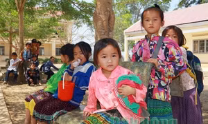 Bước chân măng non gian nan tới trường