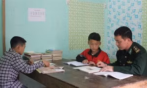 Cao Bằng: Tiếp thêm niềm tin cho trẻ em nghèo vùng biên đến trường