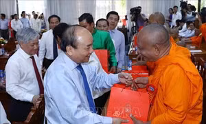 Thủ tướng Nguyễn Xuân Phúc gặp mặt đại biểu tiêu biểu dân tộc Khmer nhân dịp Tết cổ truyền Chôl Chnăm Thmây 2019