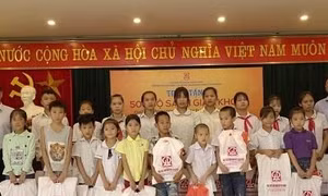 Trao tặng sách giáo khoa cho học sinh có hoàn cảnh khó khăn tỉnh Cao Bằng