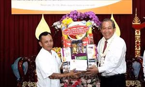 Phó Thủ tướng Thường trực Trương Hòa Bình thăm, chúc mừng chư Tăng, Phật tử Nam tông và đồng bào Khmer tại Thành phố Hồ Chí Minh