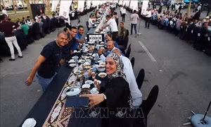 Người dân Ai Cập hứng khởi bên bàn tiệc Iftar dài nhất thế giới