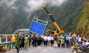 Cưỡng chế tháo dỡ các lều, quán lấn chiếm trên đèo Hoàng Liên Sơn