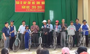 Thầy giáo Huỳnh Quang Sơn với sáng kiến tặng xe đạp cho học trò nghèo vùng cao Ea Chrang đến trường