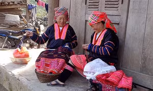 Đến Cổng Trời… xem người Mông vẽ sáp ong