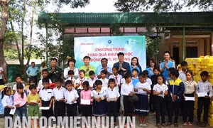 Trao quà khuyến học cho các em học sinh dân tộc thiểu số huyện Buôn Đôn