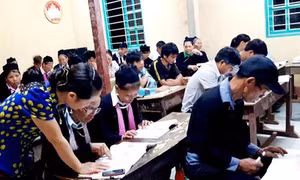 Lào Cai: Thắp niềm tin từ những lớp học xóa mù chữ ban đêm