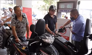 Giá xăng giảm nhẹ hơn 300 đồng/lít