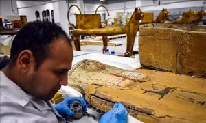 Ai Cập bắt đầu phục hồi quan tài mạ vàng của Vua Tutankhamun