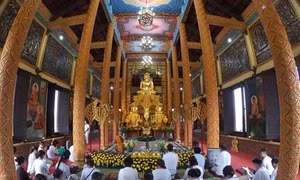 Vui Tết Chôl Chnăm Thmây và rộn ràng ngày Giỗ Tổ tại Làng Văn hóa - Du lịch các dân tộc Việt Nam