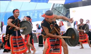 Độc đáo chương trình “Đấu chiêng đôi và Dân ca dân vũ của đồng bào Cor”