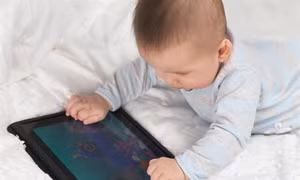 Cảnh báo về ảnh hưởng của các thiết bị thông minh đối với sự phát triển của trẻ nhỏ