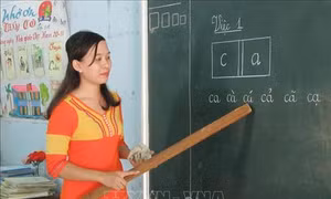 Cô giáo Chamaléa Thị Khuyên nỗ lực vận động học sinh đến lớp đều đặn