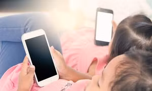 Điện thoại thông minh tác động tiêu cực tới thể chất của trẻ em Nhật Bản