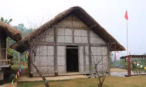 Độc đáo nhà nửa sàn nửa đất của người Dao