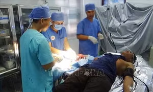 Điều trị cho ngư dân bị áp xe ngón tay nghiêm trọng tại Bệnh xá đảo Song Tử Tây