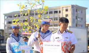 Mang tình cảm yêu thương của đất liền đến với Trường Sa