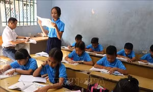 Lớp học cho con công nhân Khmer