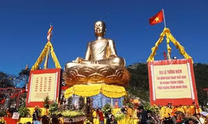 Bái Phật và chiêm ngưỡng vẻ đẹp hùng vĩ của non thiêng Yên Tử