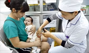 Thực hiện đúng hướng dẫn của cán bộ y tế về chăm sóc, theo dõi trẻ sau tiêm vắc xin ComBE Five