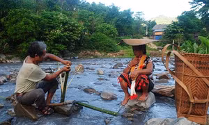 Độc đáo nghề đan nón của người Ca Dong