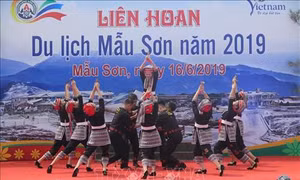 Hàng nghìn du khách tham gia Liên hoan du lịch Mẫu Sơn 2019