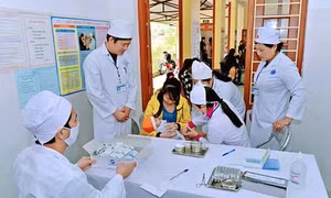 Tặng thiết bị y tế cho hai bệnh viện và tám trung tâm y tế ở Cao Bằng, Bắc Kạn