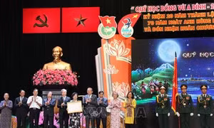 Quỹ học bổng Vừ A Dính đón nhận Huân chương Lao động hạng Nhất 