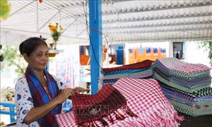Làng nghề dệt choàng trăm tuổi Long Khánh A đang hồi sinh