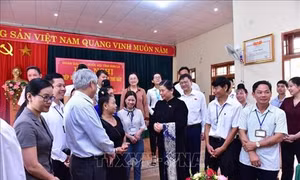 Phó Chủ tịch Thường trực Quốc hội Tòng Thị Phóng tiếp xúc cử tri tại tỉnh Sơn La