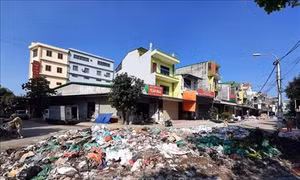 Nghệ An: Rác thải chất đống tại khu vực chợ Vinh sau ngập lụt