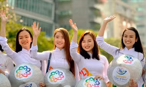 Hàng nghìn người đồng diễn, diễu hành áo dài