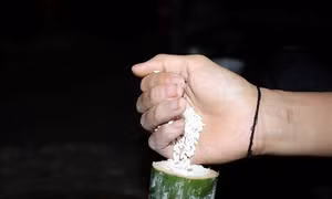 Tỉ mỉ các bước làm cơm lam của đồng bào dân tộc Thái