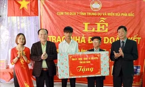 Cụm thi đua Ủy ban Mặt trận Tổ quốc 7 tỉnh trung du, miền núi phía Bắc trao nhà Đại đoàn kết tại Bắc Giang