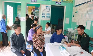 Khám, cấp thuốc miễn phí cho người dân vùng biên giới Tú Mịch