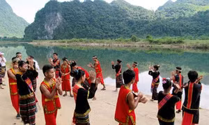 Lễ mở cửa rừng của người Khùa