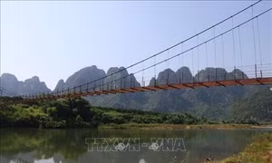 Người dân Hòa Bình vui mừng khi cầu treo bắc qua sông Bôi được sửa chữa