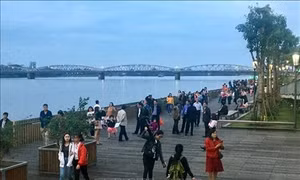 Huế đưa vào sử dụng cầu đi bộ dọc sông Hương